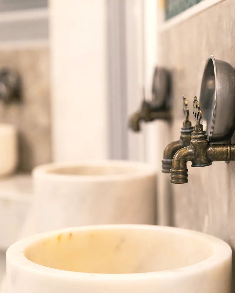 Vasques en marbre et robinets en laiton du hammam
